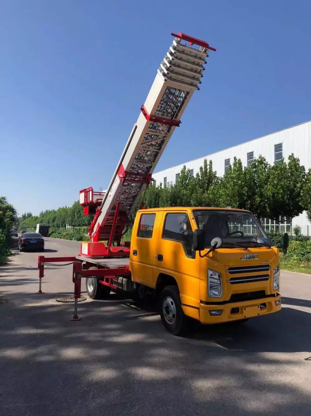 汇川附近的云梯车出租服务：轻松解决高空作业需求